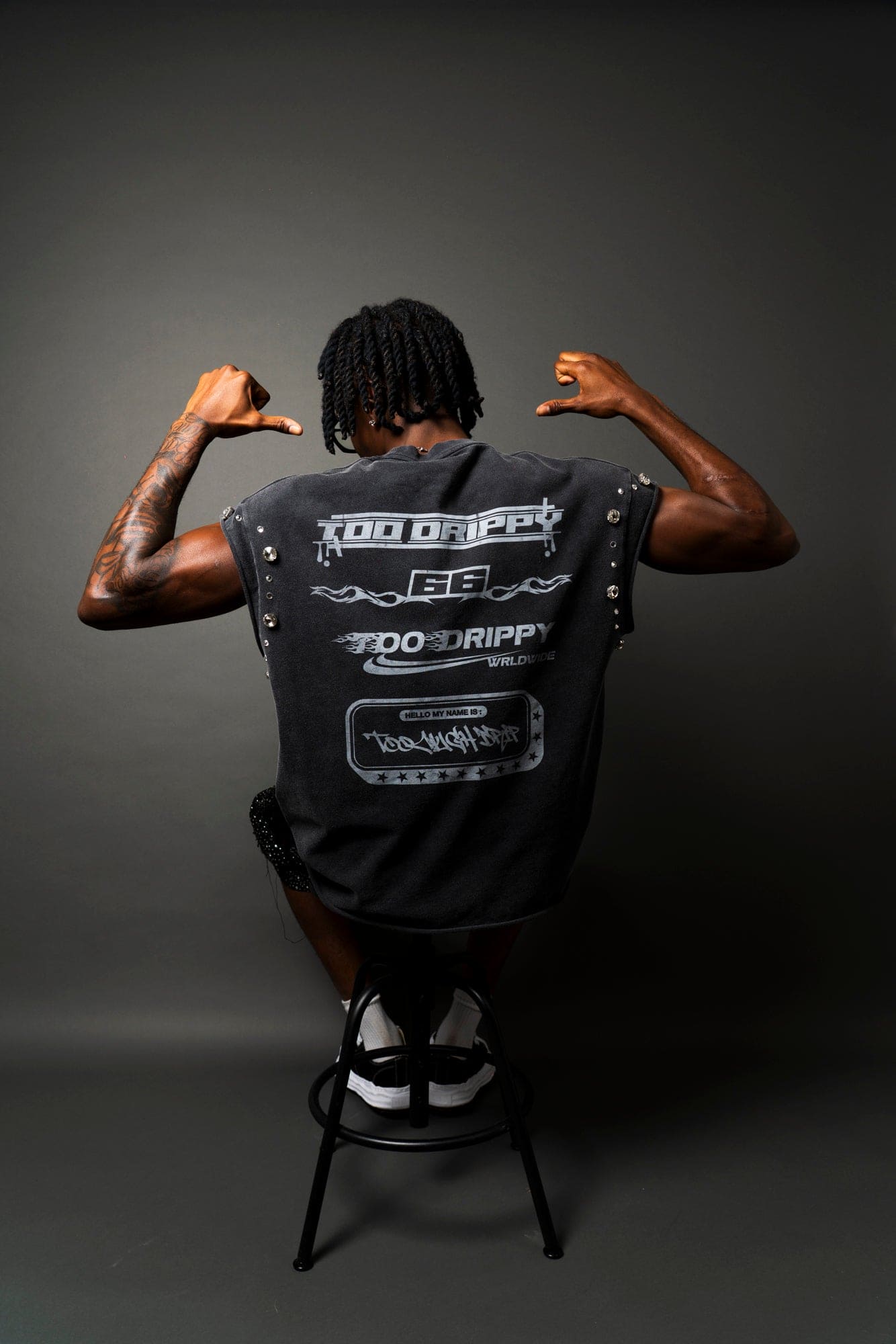 T-Shirt Nera Grafica™ | Stampa Biker con Borchie e Fiamme
