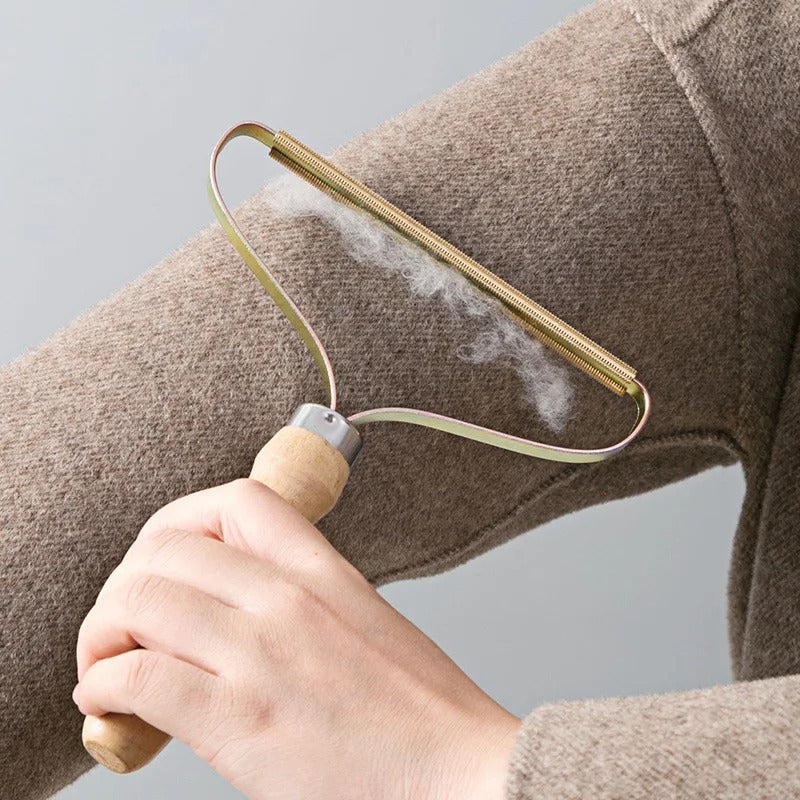Portable brush to remove the hair of animal sofas and clothes