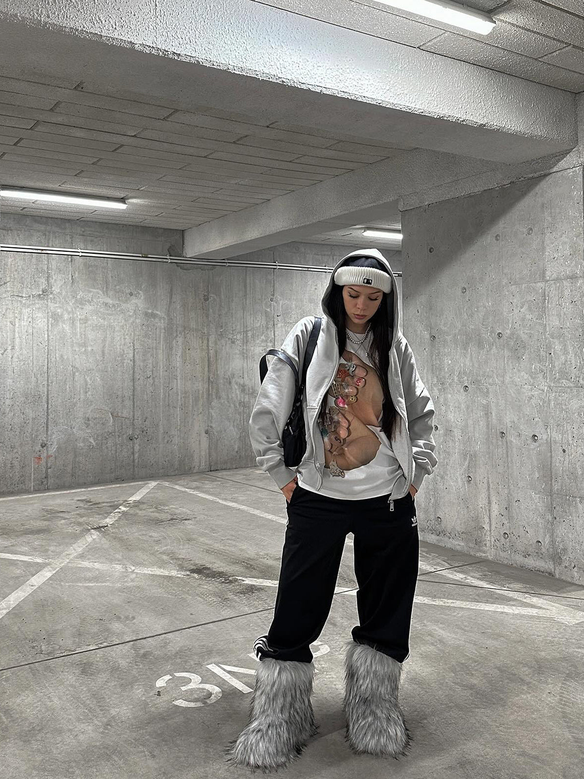 BOUNCE BACK™ | Maglia Crop Streetwear con Finger Graffiti e Anello Diamante Stampato
