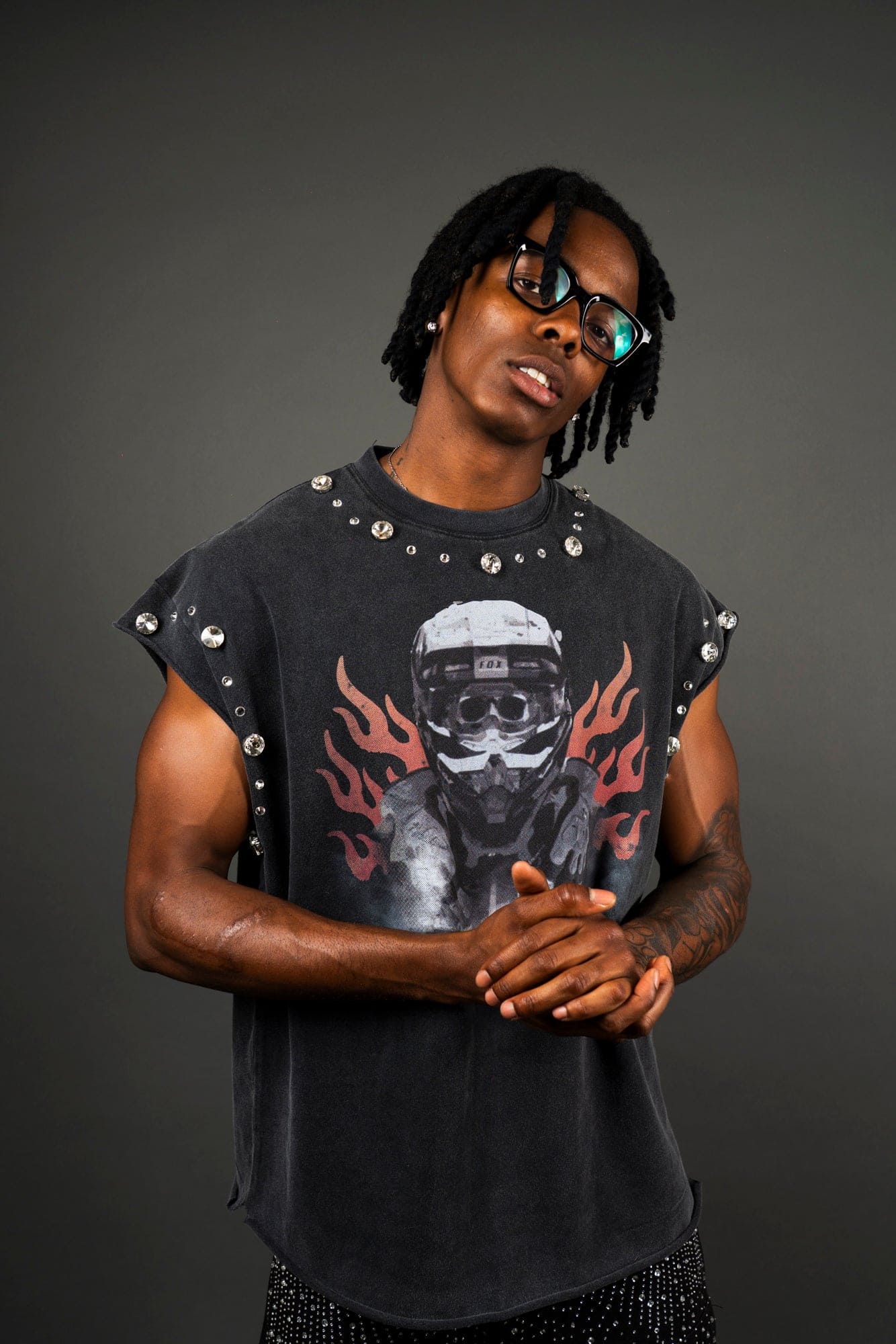 T-Shirt Nera Grafica™ | Stampa Biker con Borchie e Fiamme
