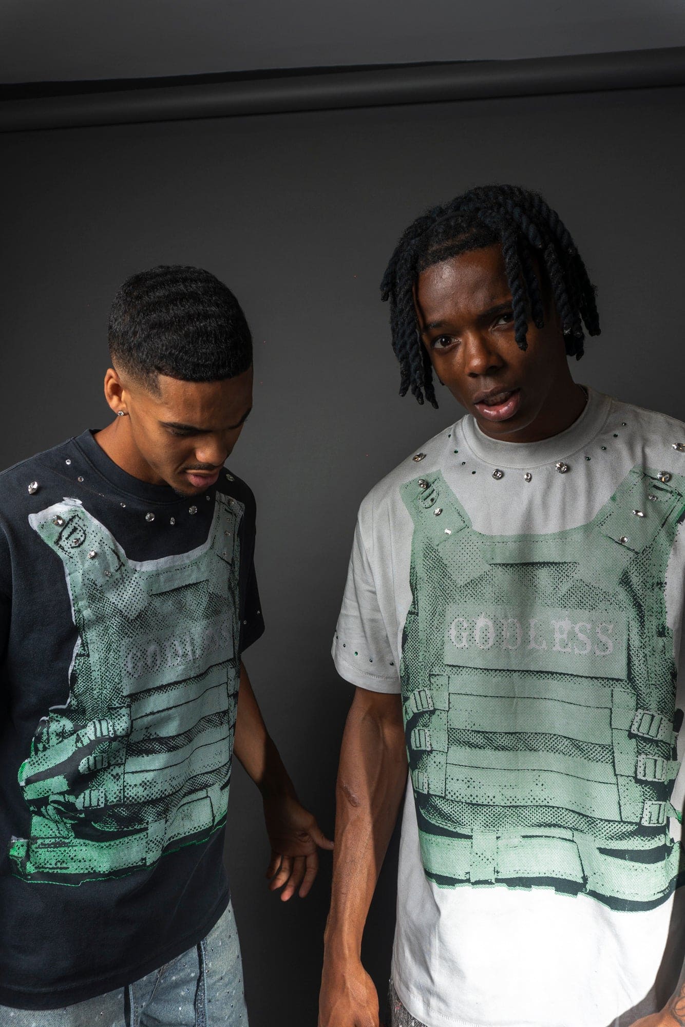 T-Shirt Oversize™ | Stampa Gilet Tattico Verde e Dettagli Borchiati
