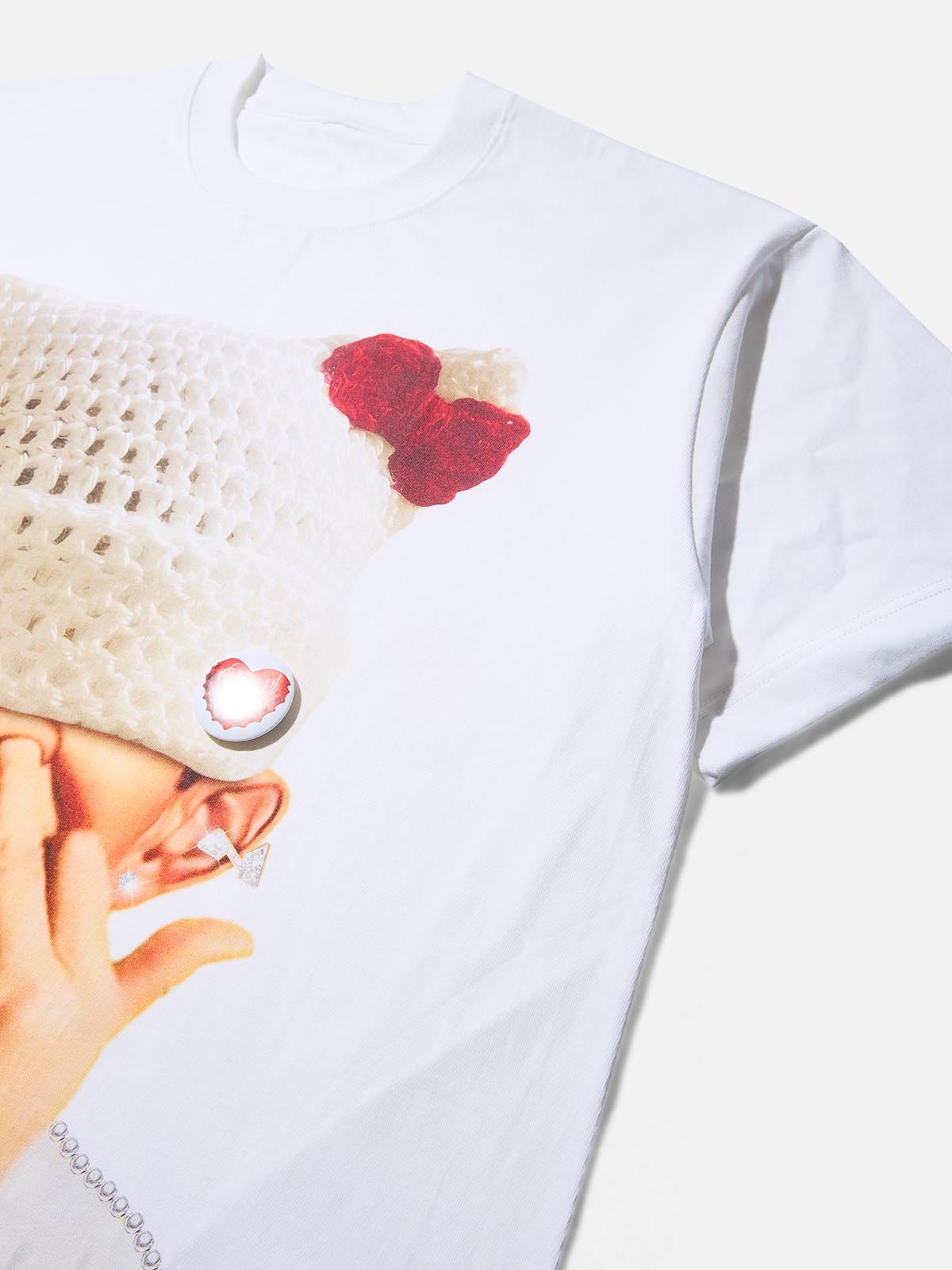 BOUNCE BACK™ | Maglia Crop Streetwear con Stampa Berretto Lana e Badge DIY