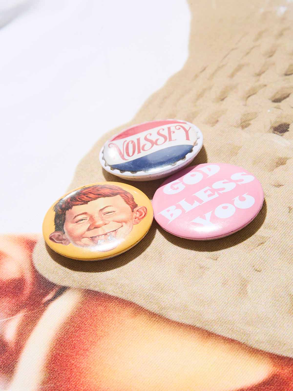 BOUNCE BACK™ | Maglia Crop Streetwear con Stampa Berretto Lana e Badge DIY
