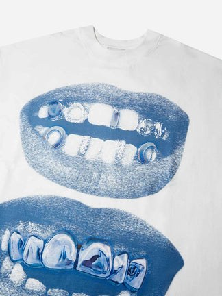 BOUNCE BACK™ | Maglia Oversize Boxy con Stampa Labbra Blu Retrò e Grills