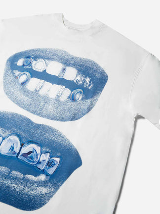 BOUNCE BACK™ | Maglia Oversize Boxy con Stampa Labbra Blu Retrò e Grills