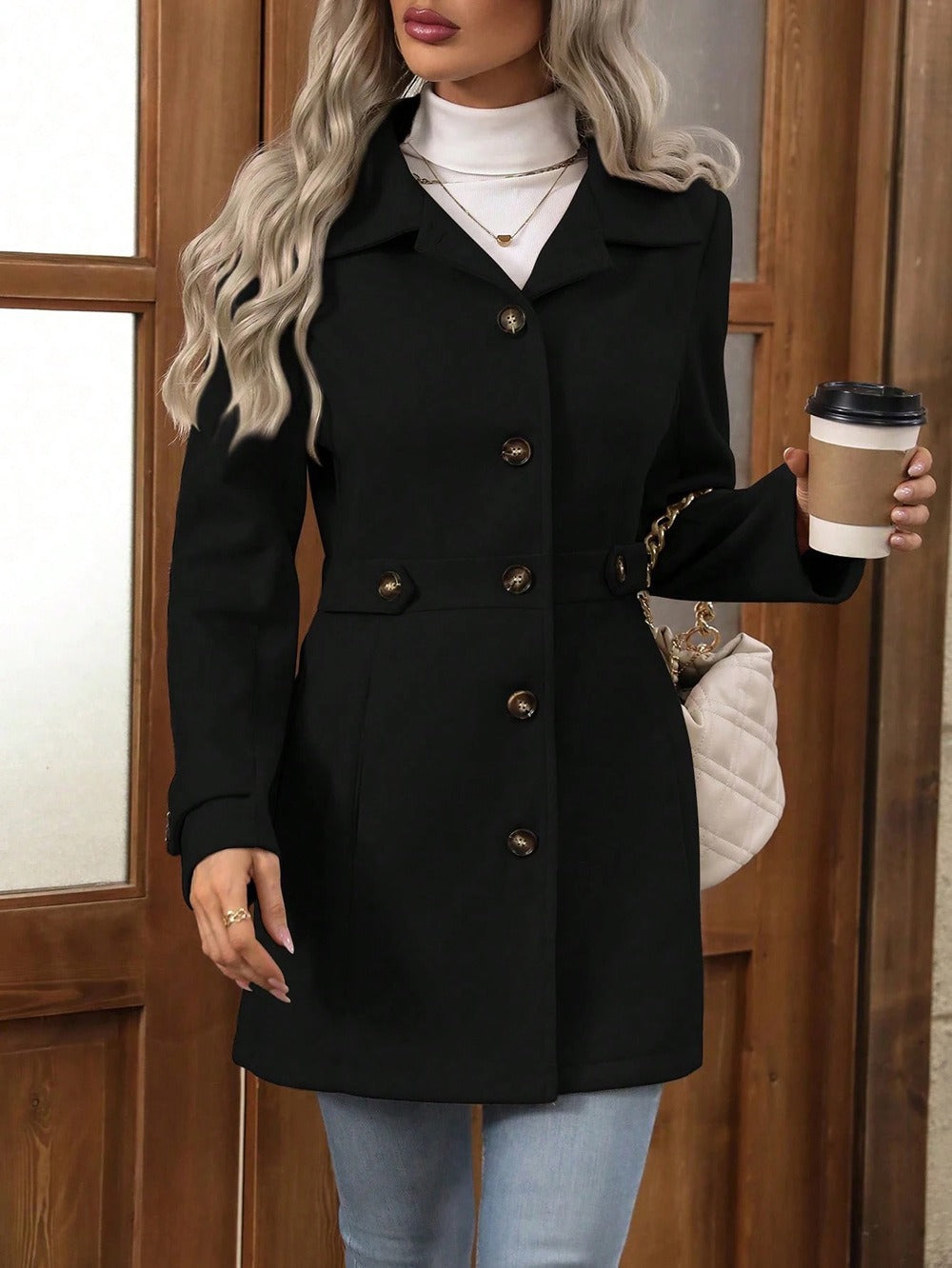 Cappotto da donna elegante con cintura e bottoni