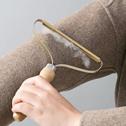 Portable brush to remove the hair of animal sofas and clothes